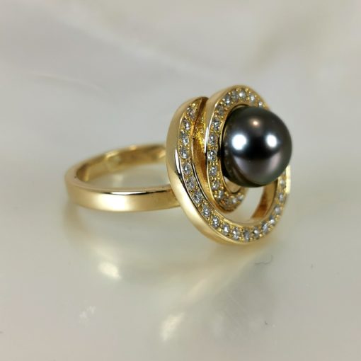 ring in yellow gold 18k diamonds and Tahiti pearl