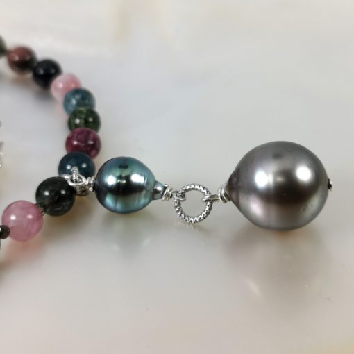 Collier en perles noires de Tahiti et pierres semi-précieuses