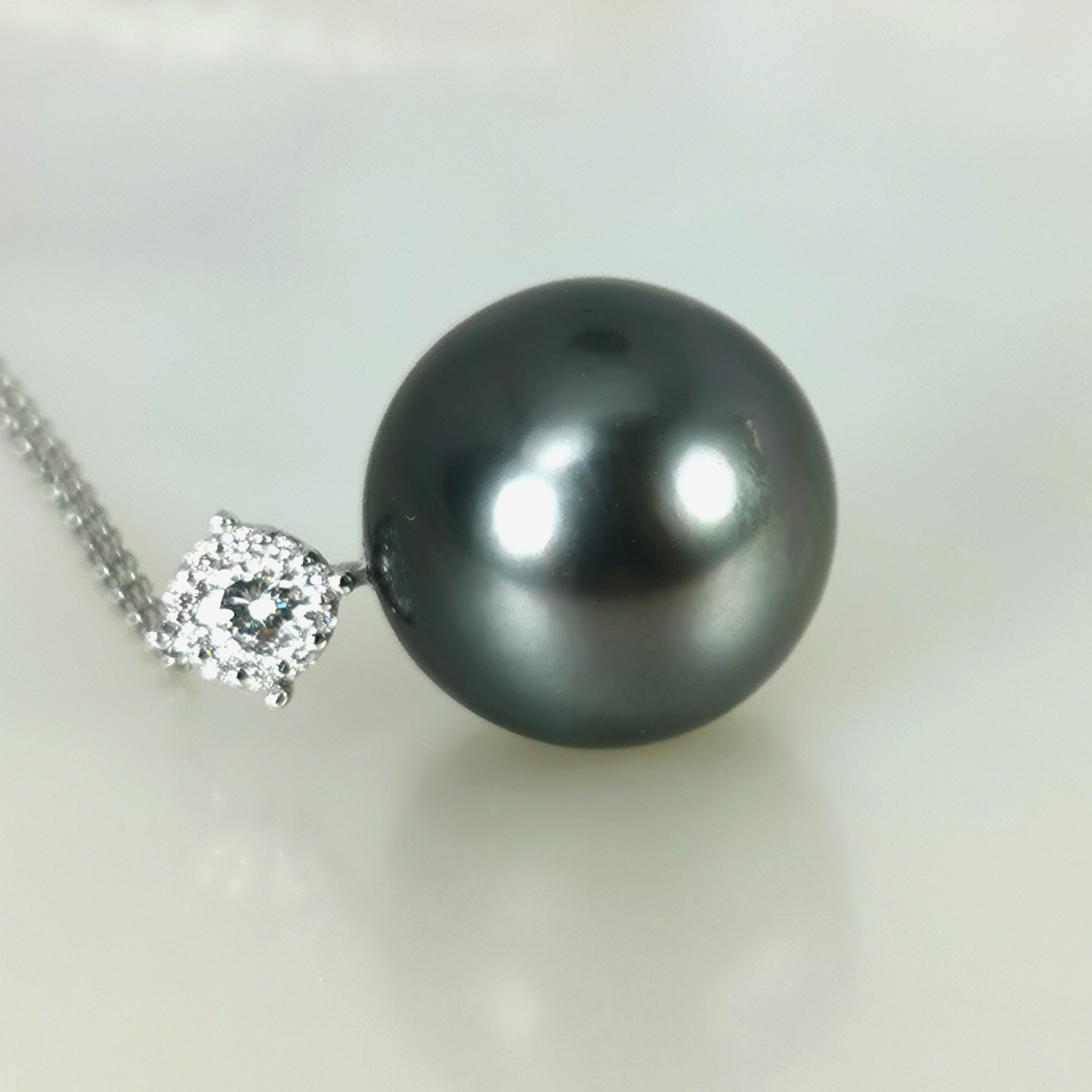 collana oro bianco 18k diamanti e perla nera di Tahiti 15mm