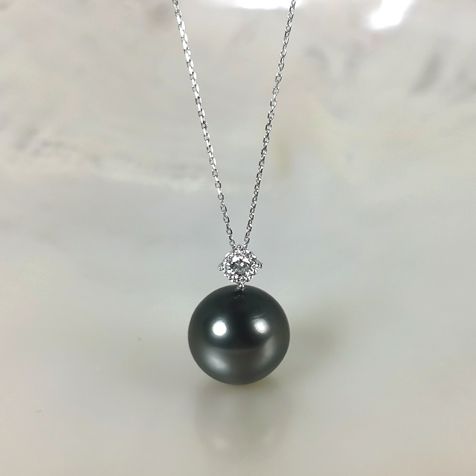 collier or blanc 18k diamants et perle noire de Tahiti