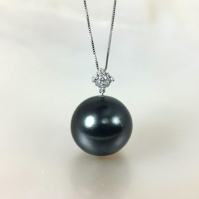 Rare et énorme perle naturelle ronde de Tahiti 16 mm diamants