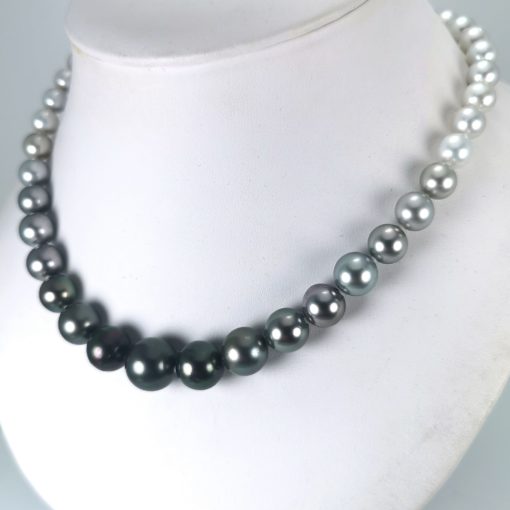 Tahiti and Akoya cultured pearls necklace