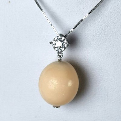 Natural pearl Cassis necklace with diamonds