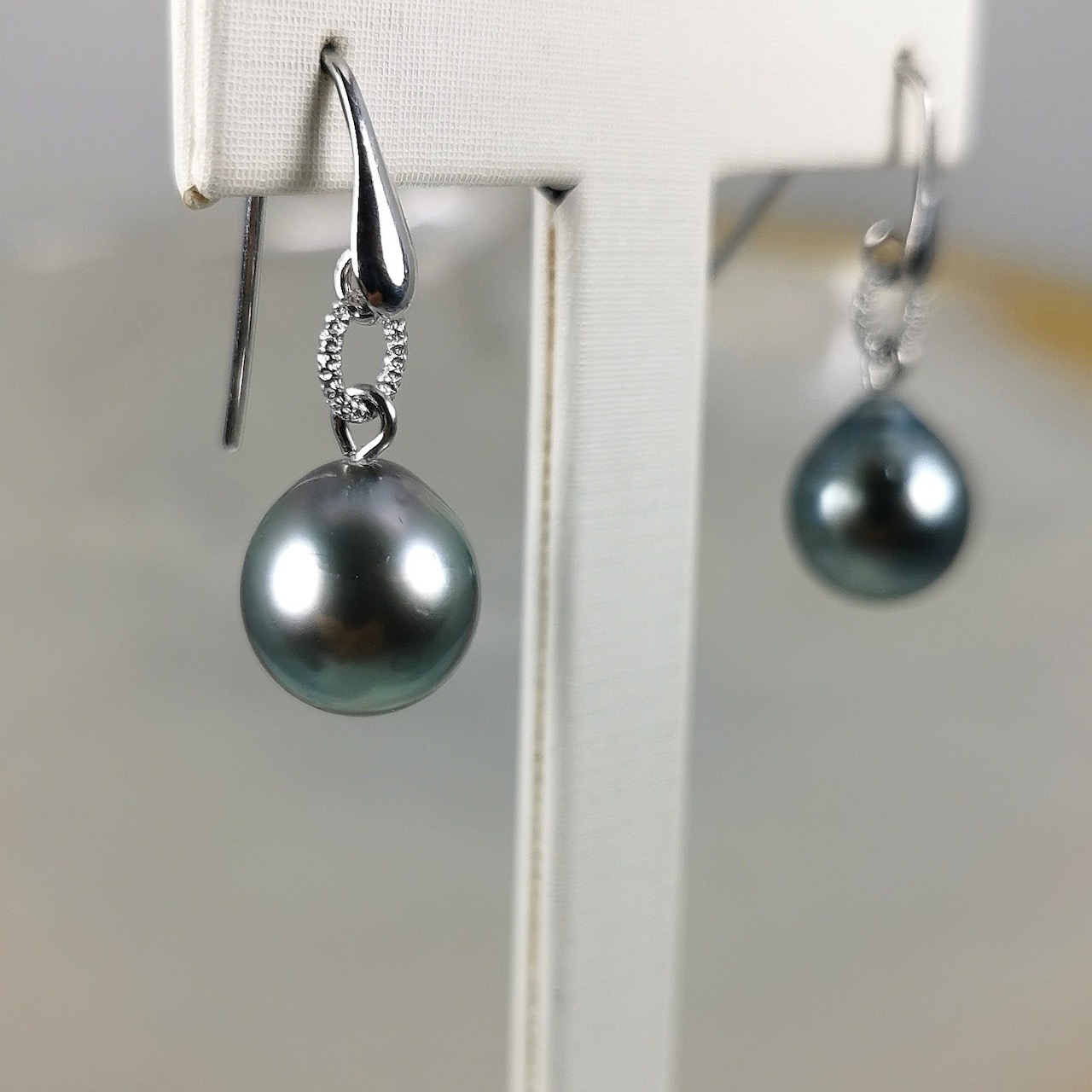 Tahiti cultured pearls drop shape earrings