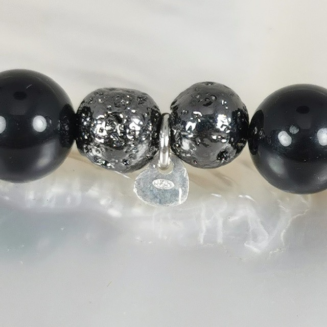 bracelet argent 925 sur élastique avec corail noir et lave naturelle