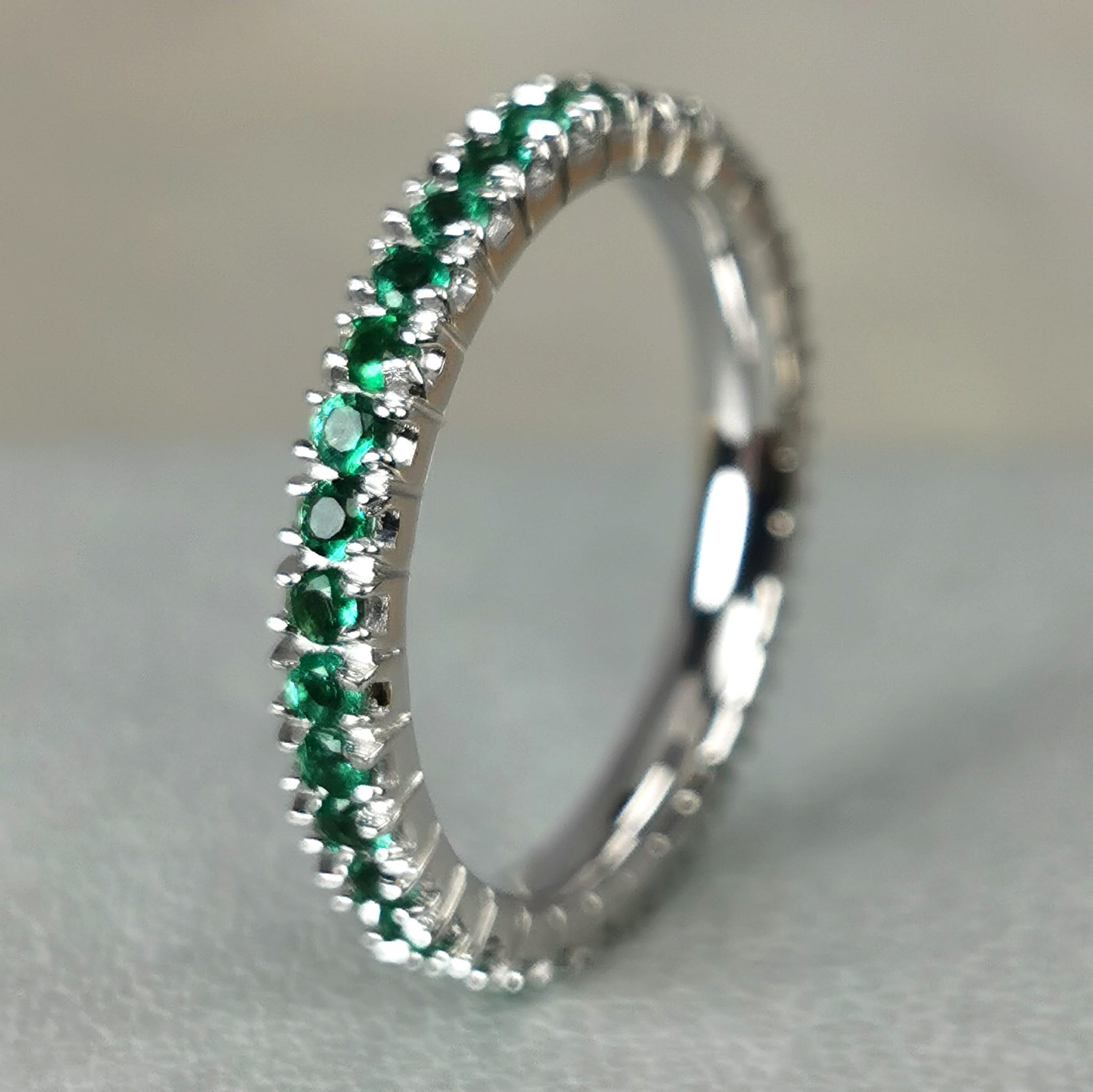 Bague Eternity or blanc 18k émeraudes