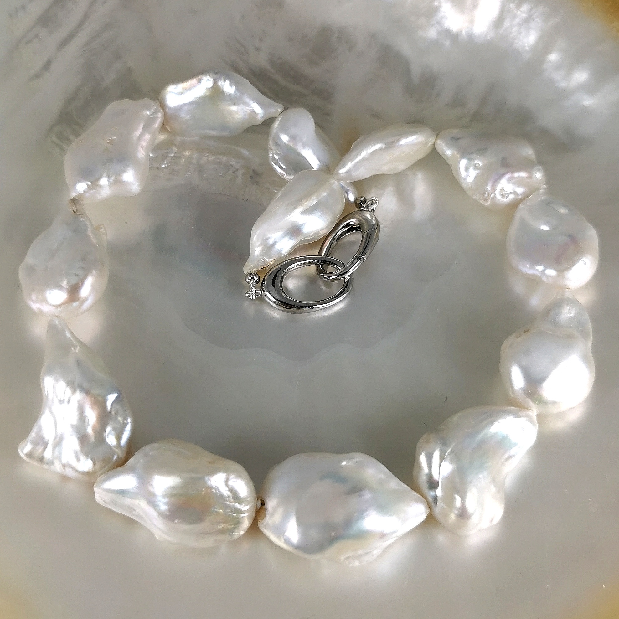 collana di perle barocche bianche con chiusura argento